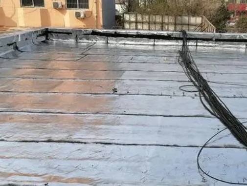 札达卫生间漏水维修公司分享下札达屋面楼顶防水刚性防水层施工要点。